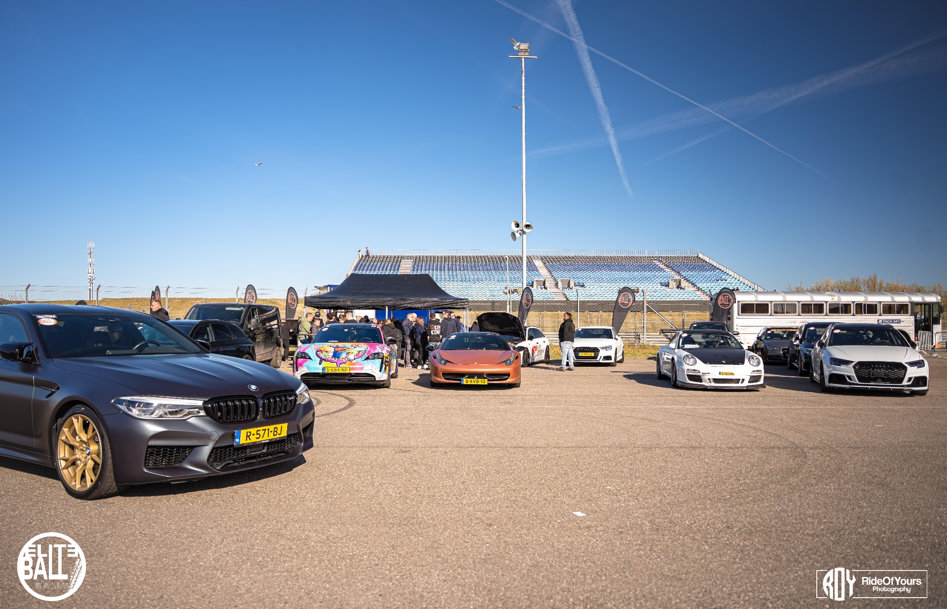 Line-up van supercars op het circuit tijdens Eliteball Rally