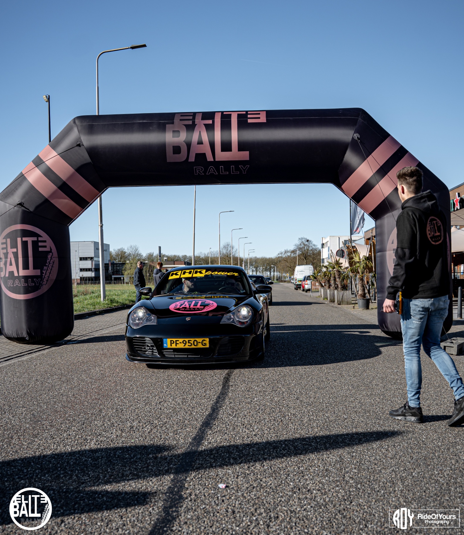 Porsche 911 Turbo onder Eliteball Rally boog