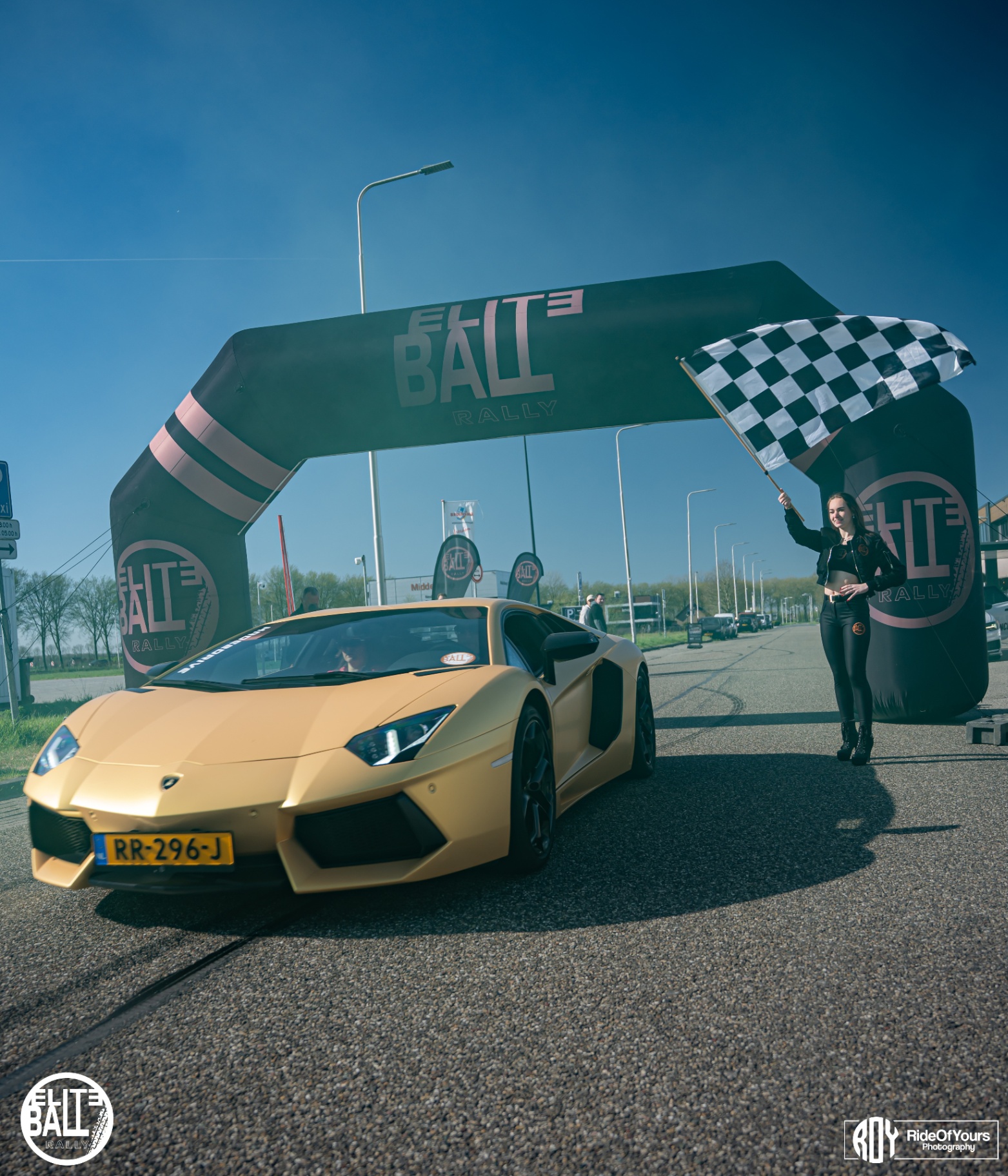 Gouden Lamborghini Aventador met finishvlag