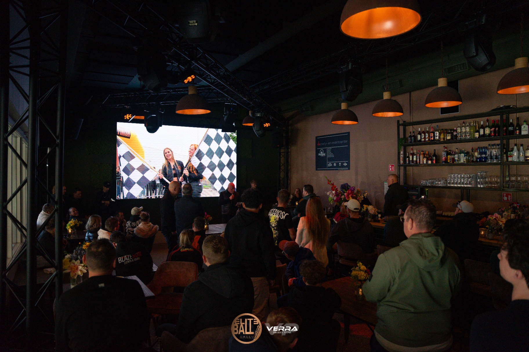 Briefing met grote videowall tijdens Eliteball Rally