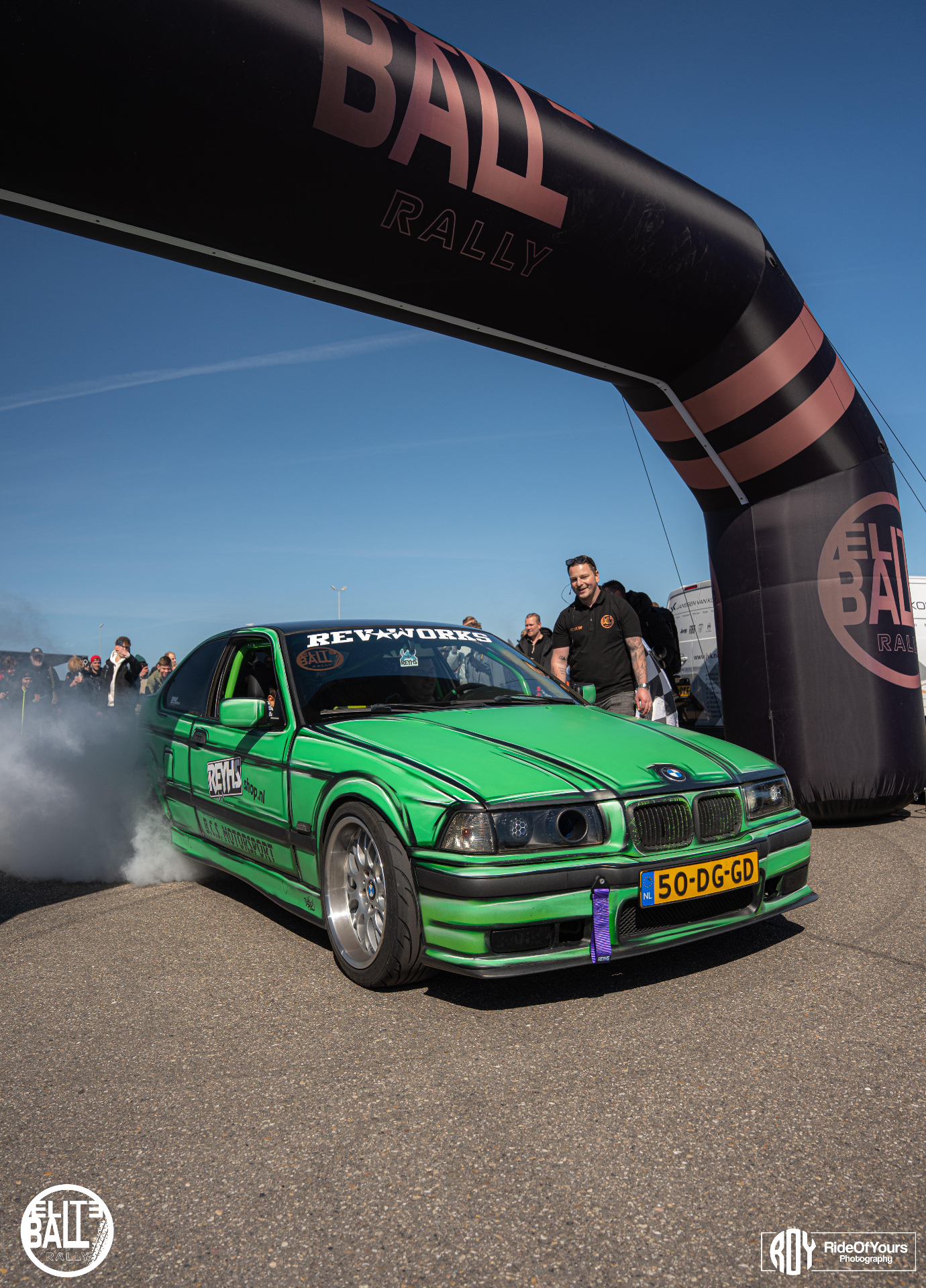 Groene BMW E36 burnout onder de Eliteball Rally startboog