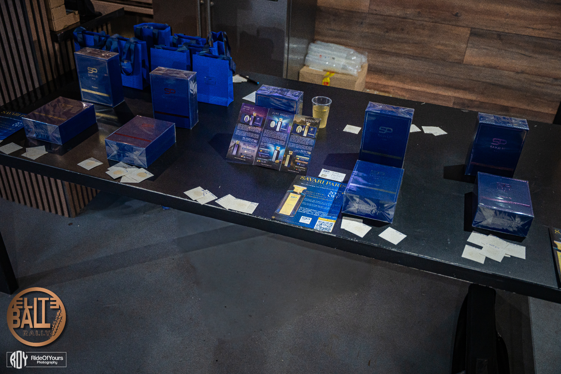 Sponsorproducten en goodiebags tentoongesteld tijdens Eliteball Rally