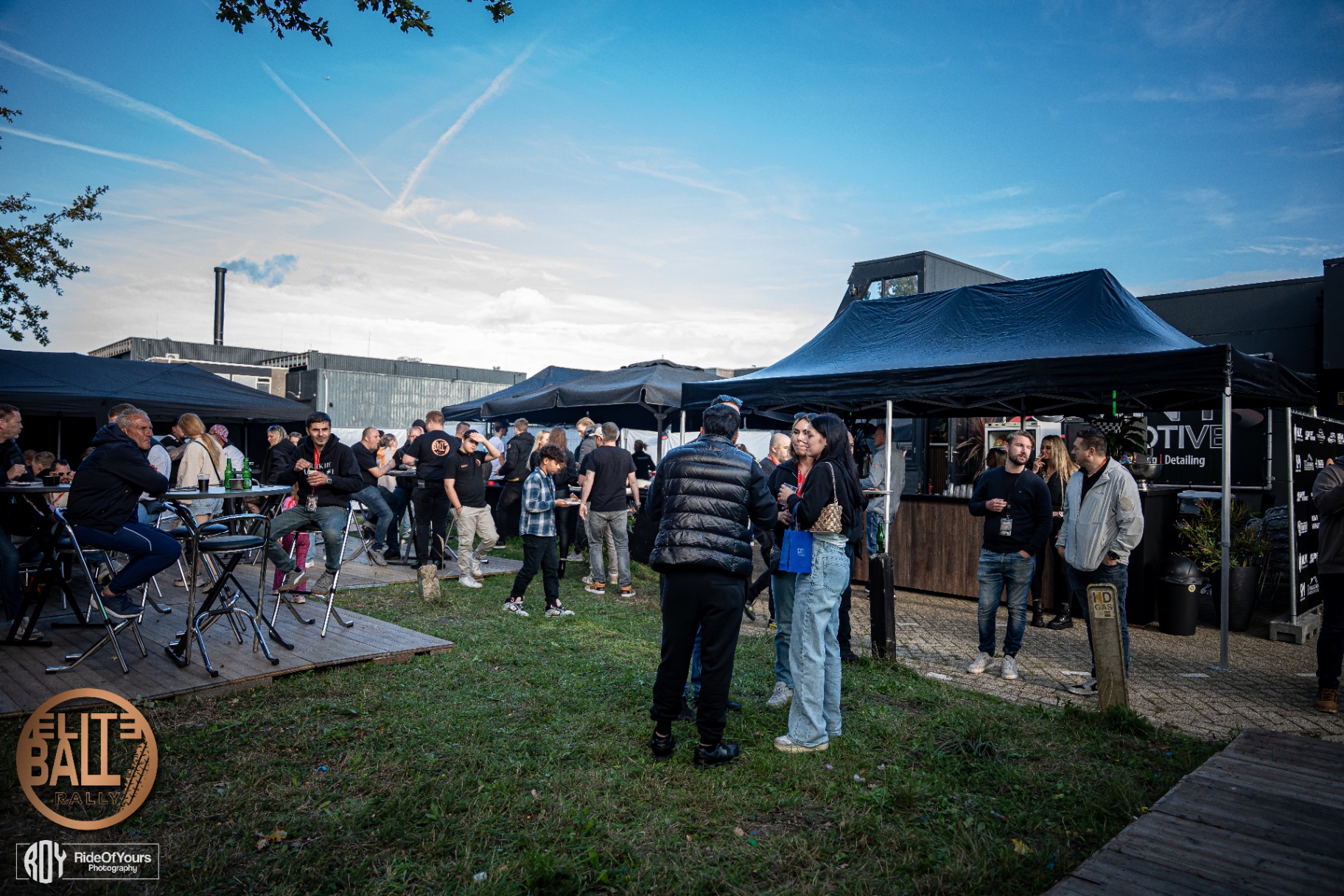 Bezoekers verzamelen bij foodcourt en lounge tijdens Eliteball Rally