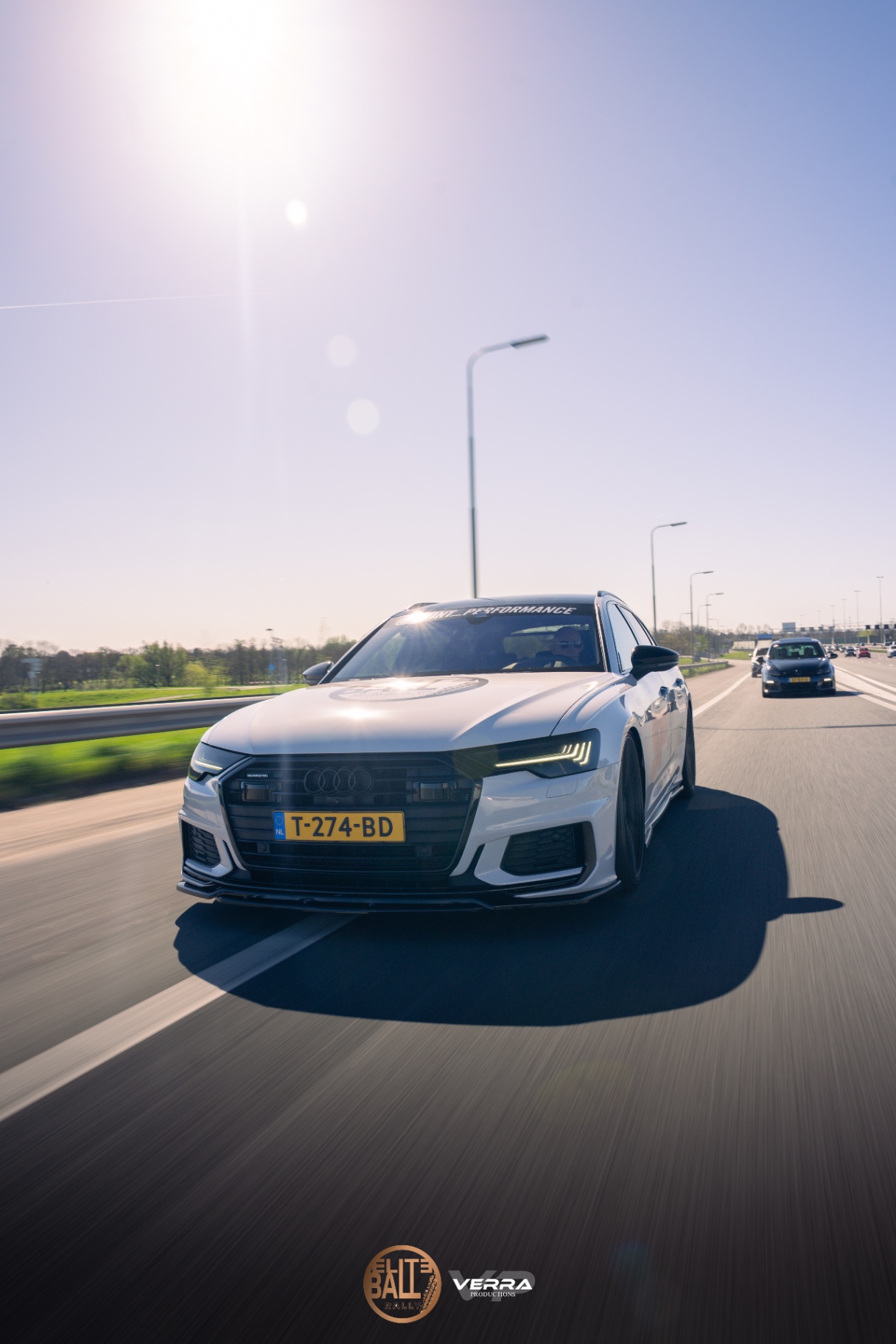 Witte Audi A6 Avant van Saint Performance op de snelweg tijdens Eliteball Rally
