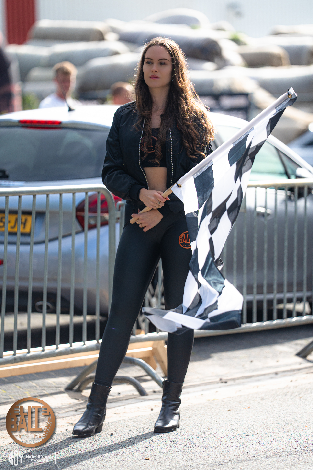Eliteball Rally grid girl met finishvlag