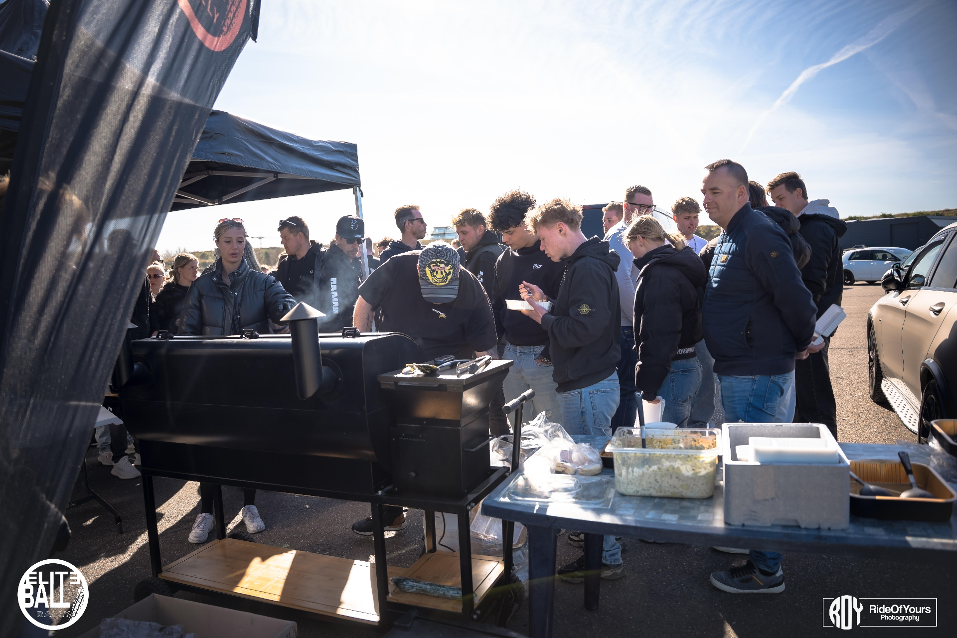 Deelnemers in de rij bij de BBQ tijdens Eliteball Rally