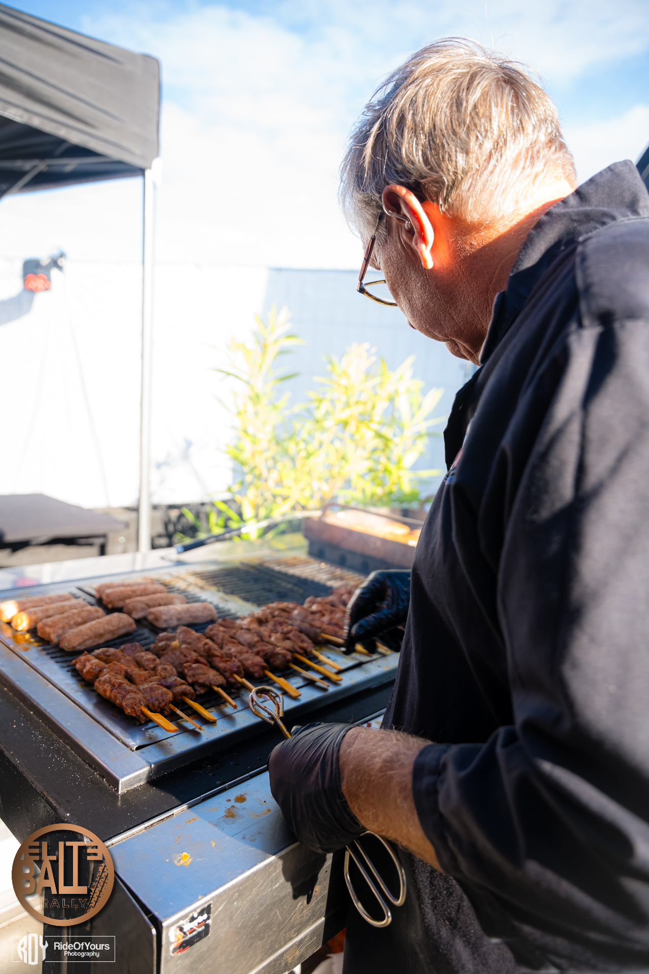 BBQ-chef bereidt saté en worsten tijdens Eliteball Rally