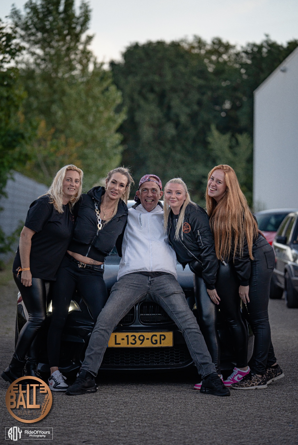 Groepsfoto voor de BMW met Eliteball Rally crew