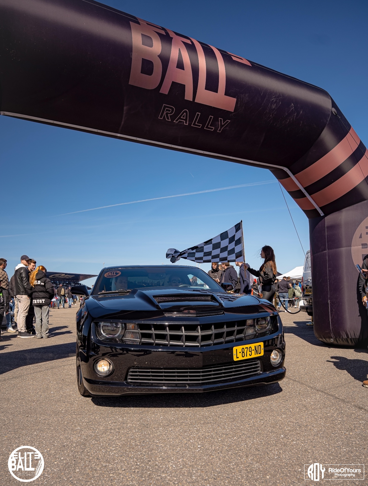 Zwarte Chevrolet Camaro onder de Eliteball Rally startboog