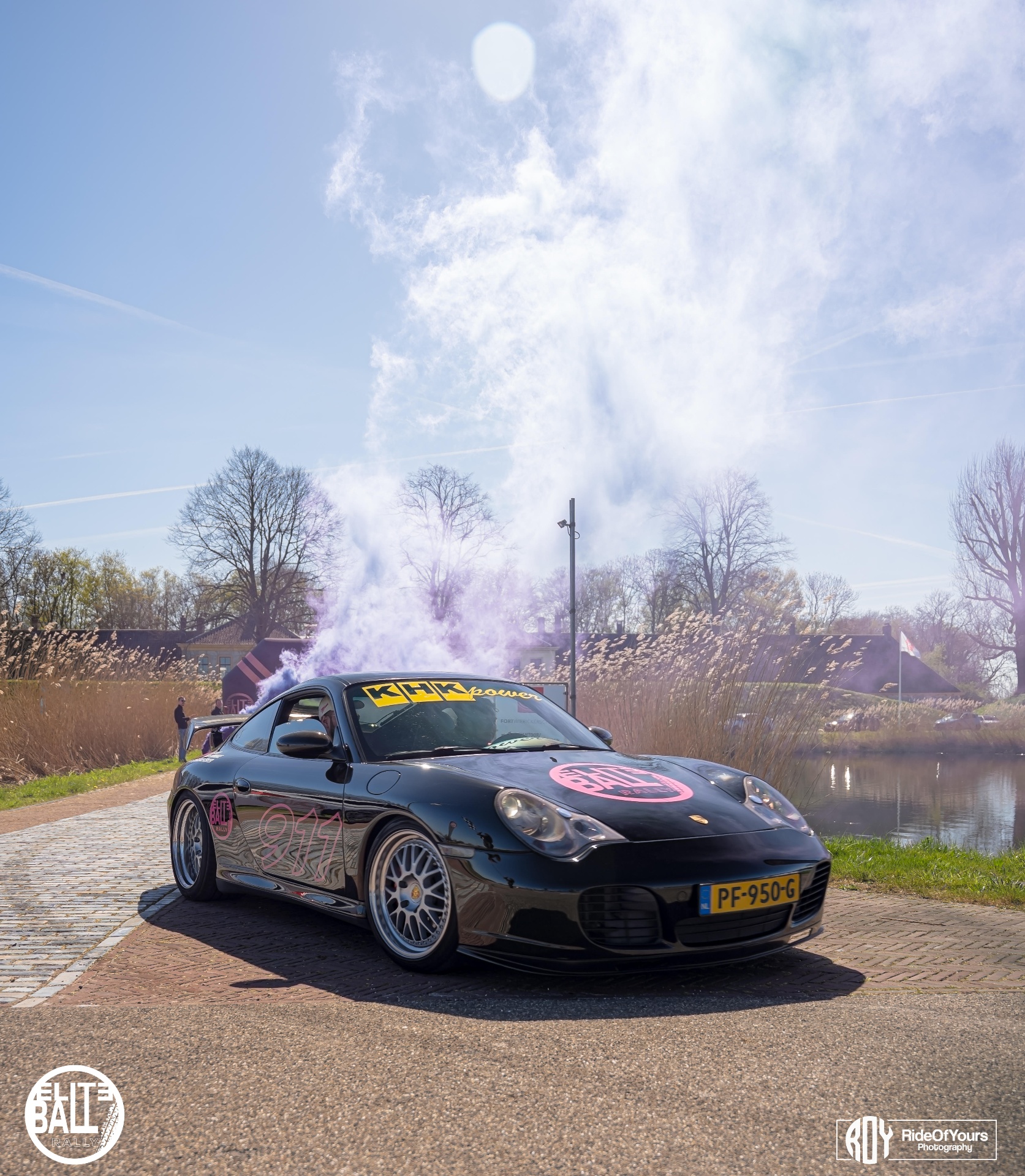 Zwarte Porsche 911 met paarse rooksignalen