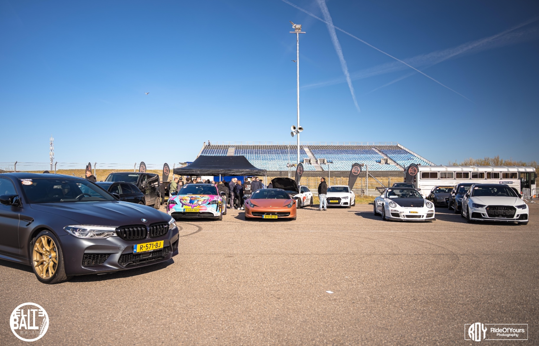 Line-up van supercars op het circuit tijdens Eliteball Rally