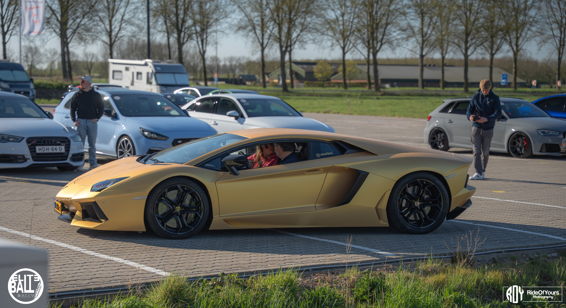 Gouden Lamborghini Aventador geparkeerd tijdens Eliteball Rally