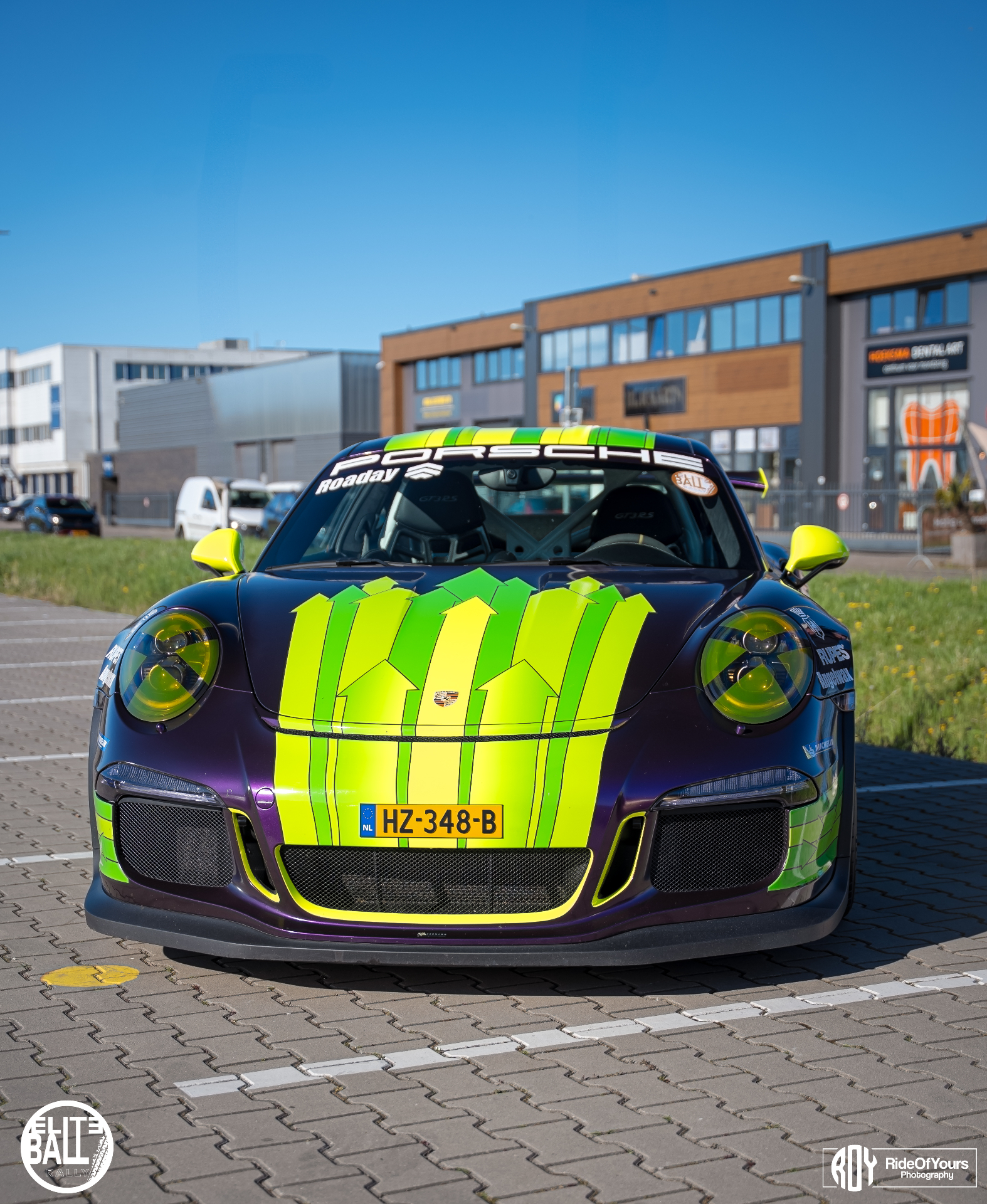 Porsche GT3 RS met neon livery tijdens Eliteball Rally
