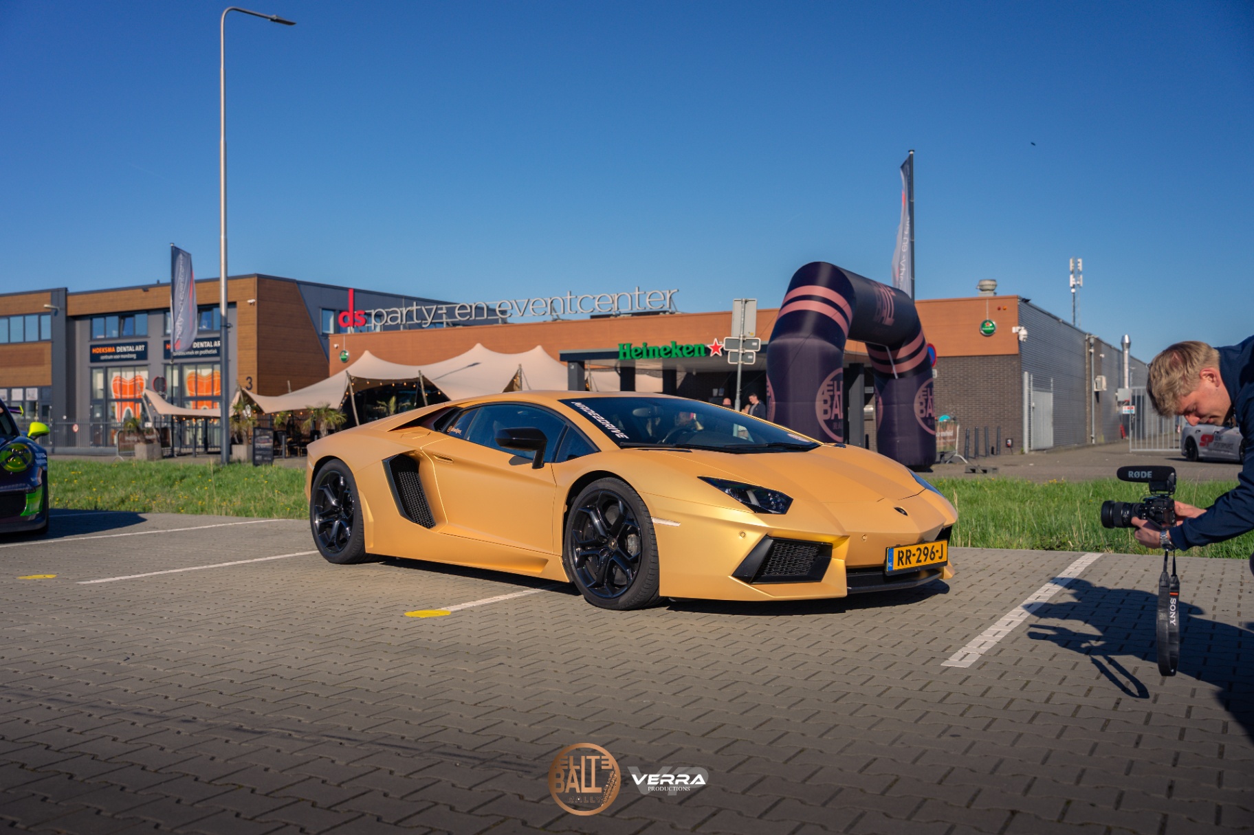 Gouden Lamborghini Aventador bij entree van Eliteball Rally