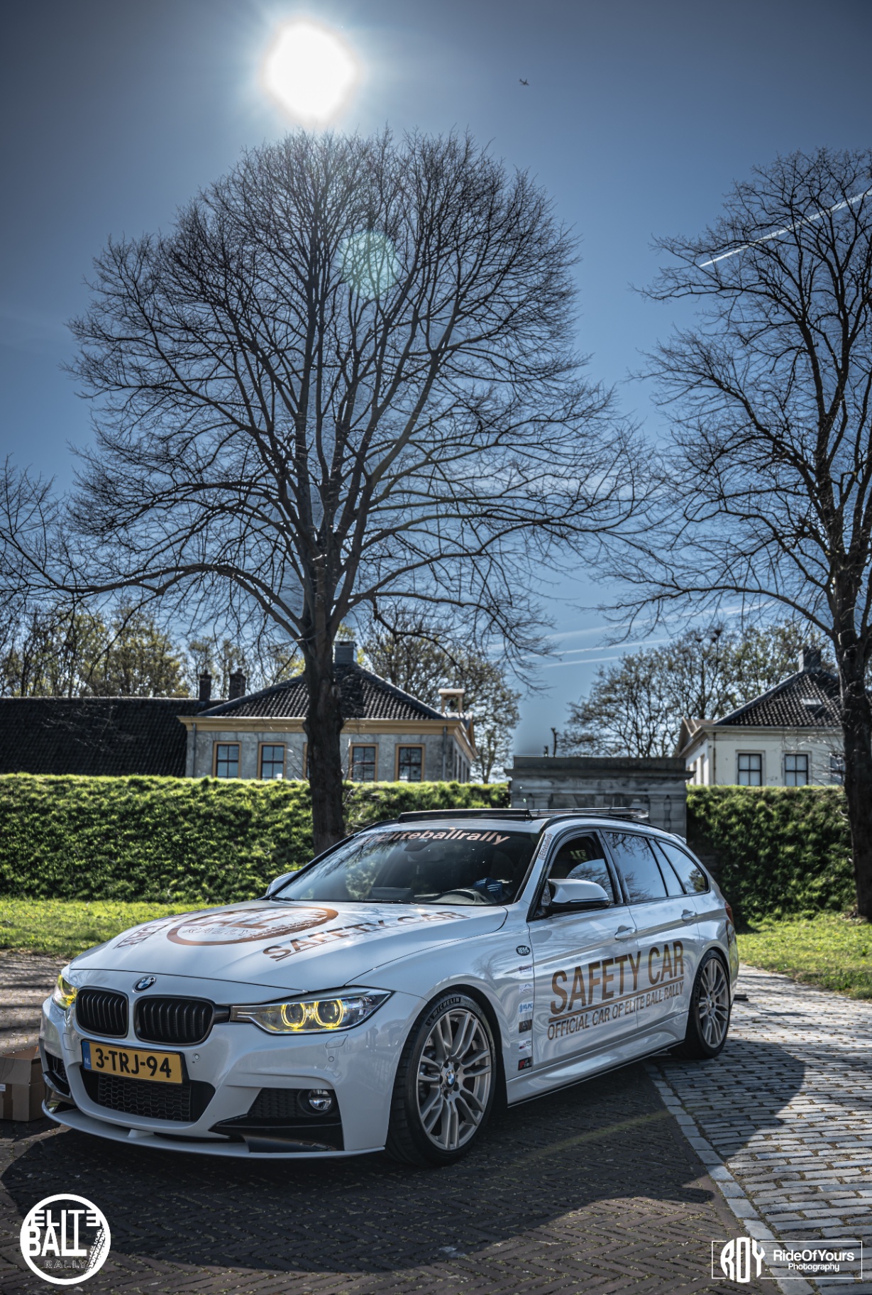 BMW safety car van Eliteball Rally voor het fort
