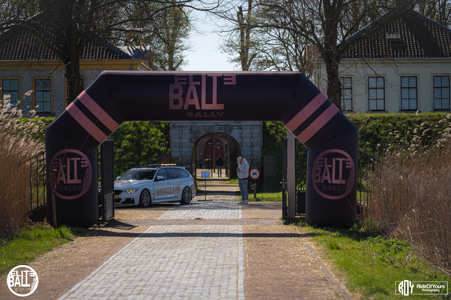 Eliteball Rally startboog bij de entree van Fortwierickerschans