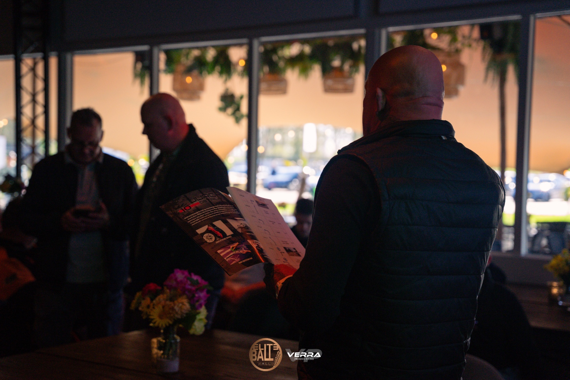 Deelnemer leest het Eliteball Rally roadbook tijdens de briefing