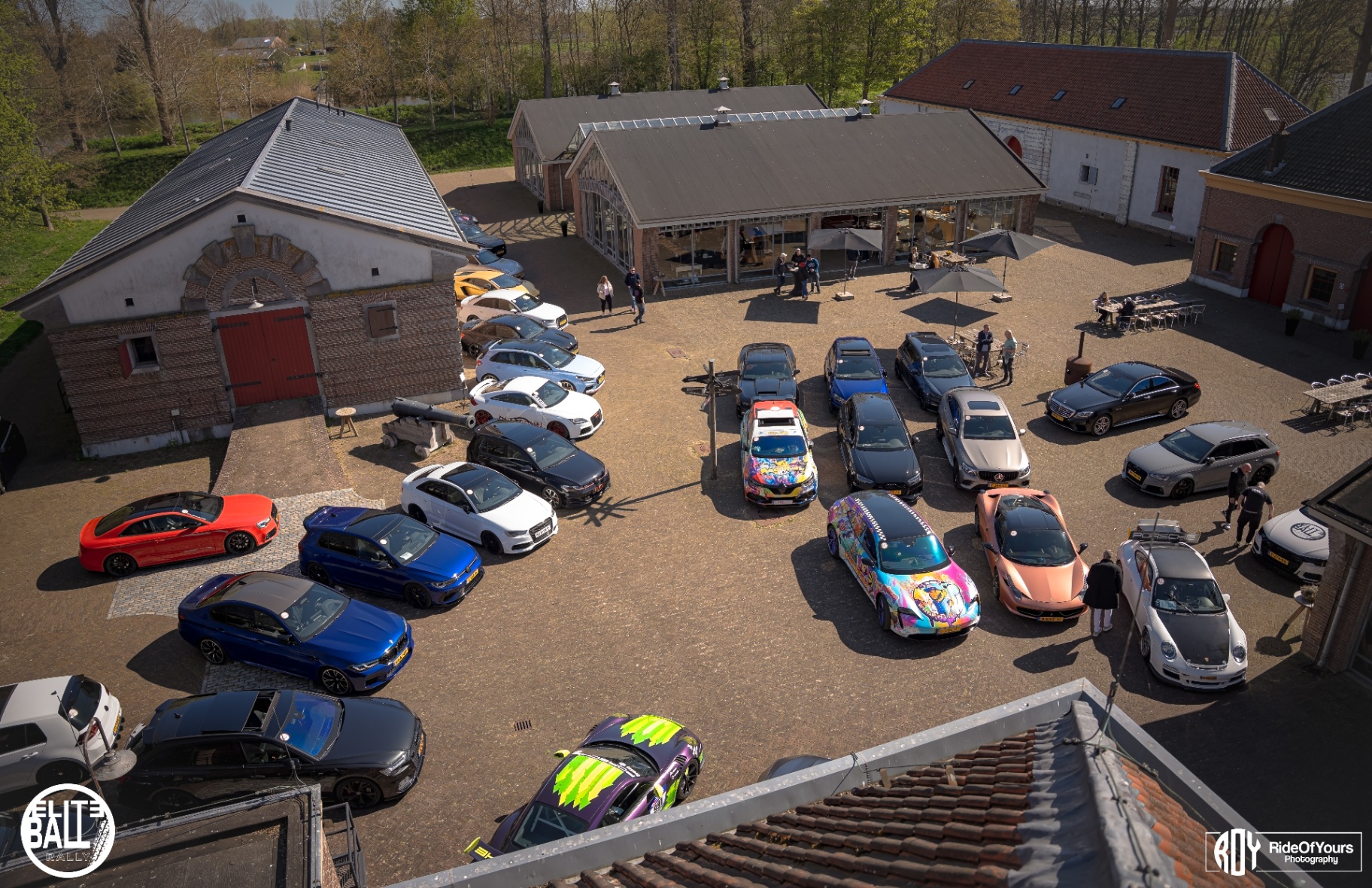 Dronefoto van Eliteball Rally line-up bij Fortwierickerschans