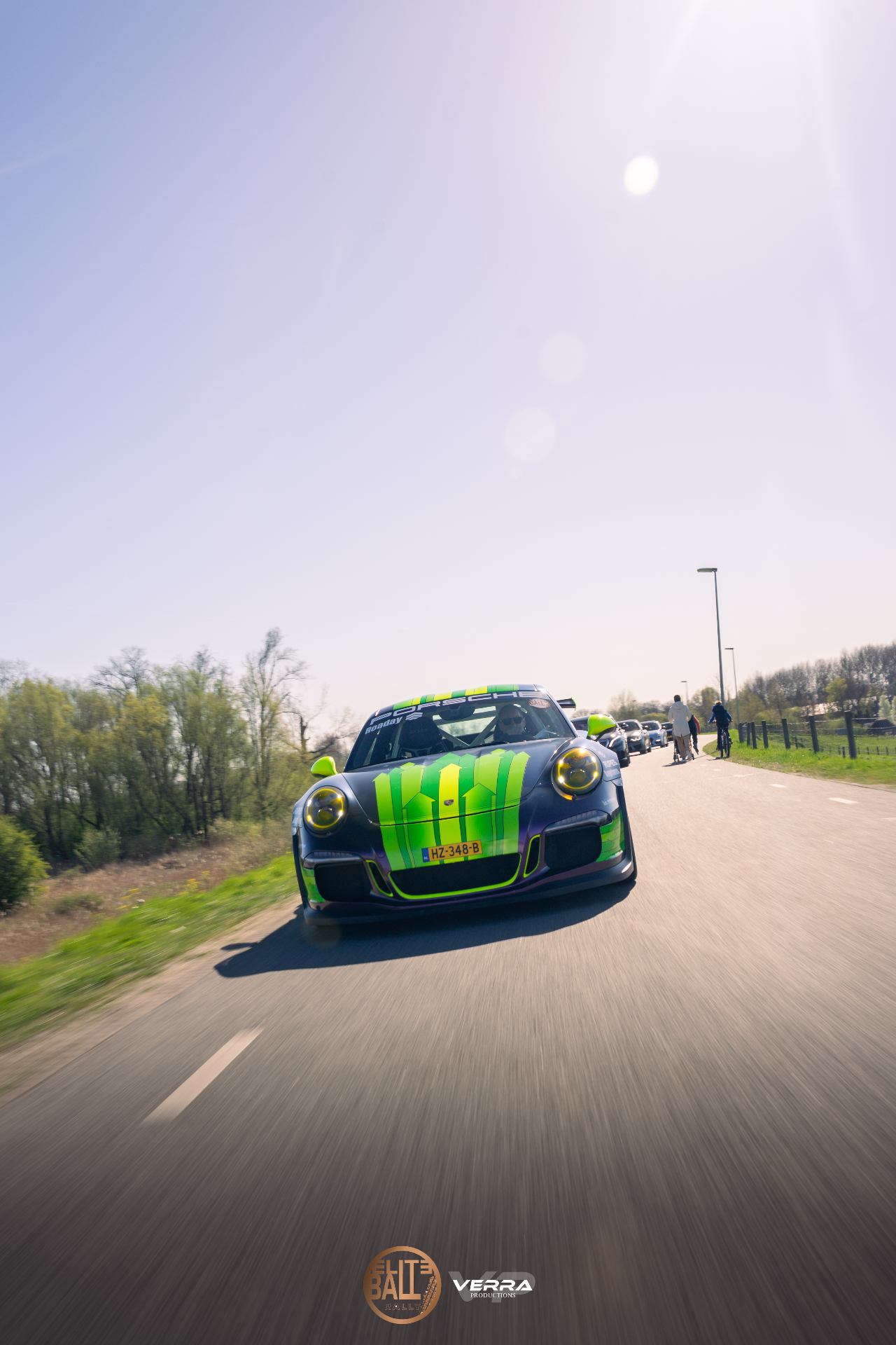 Porsche 911 GT3 met groene livery in actie tijdens Eliteball Rally