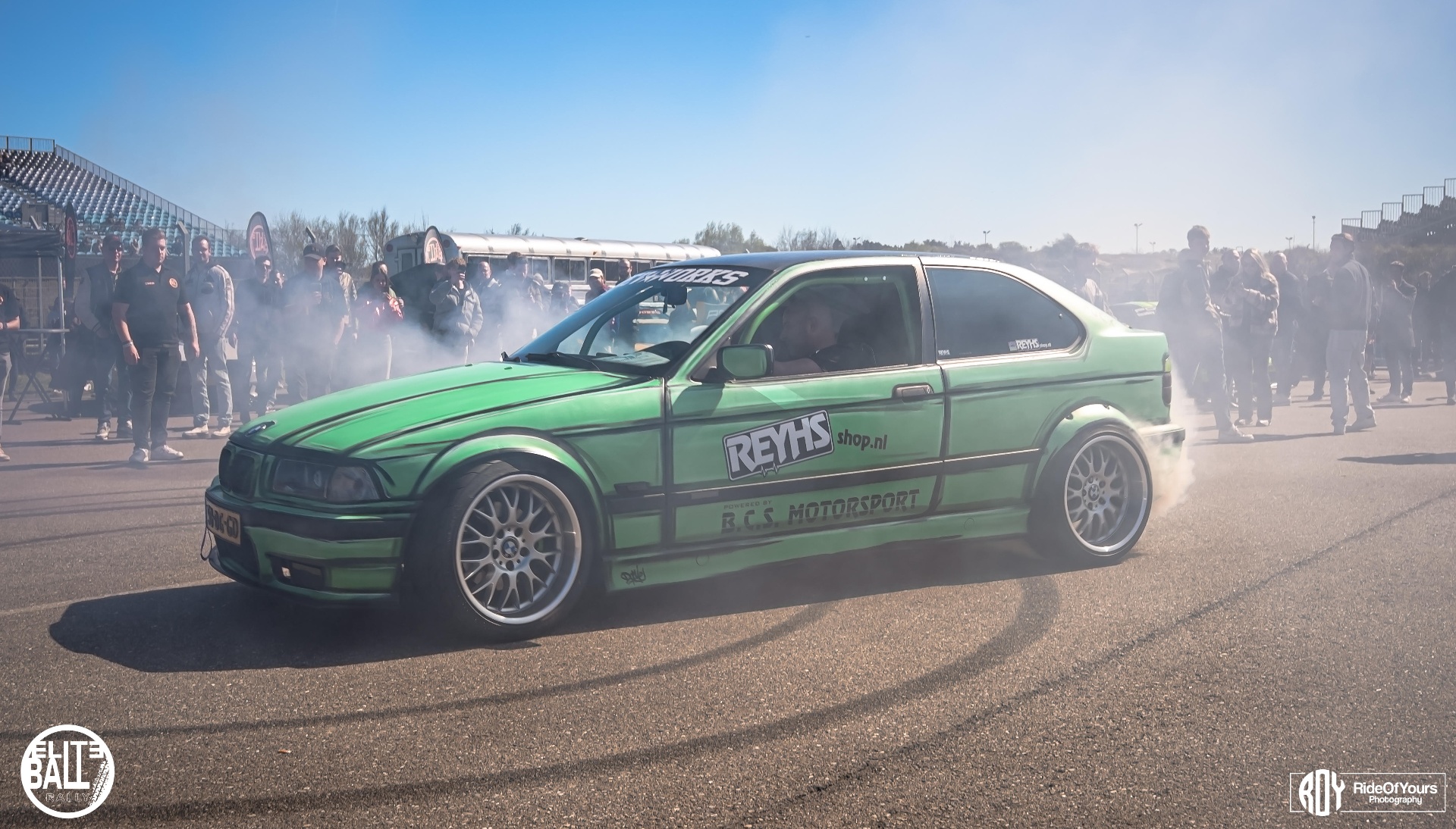 Groene BMW E36 driftshow met rook en publiek