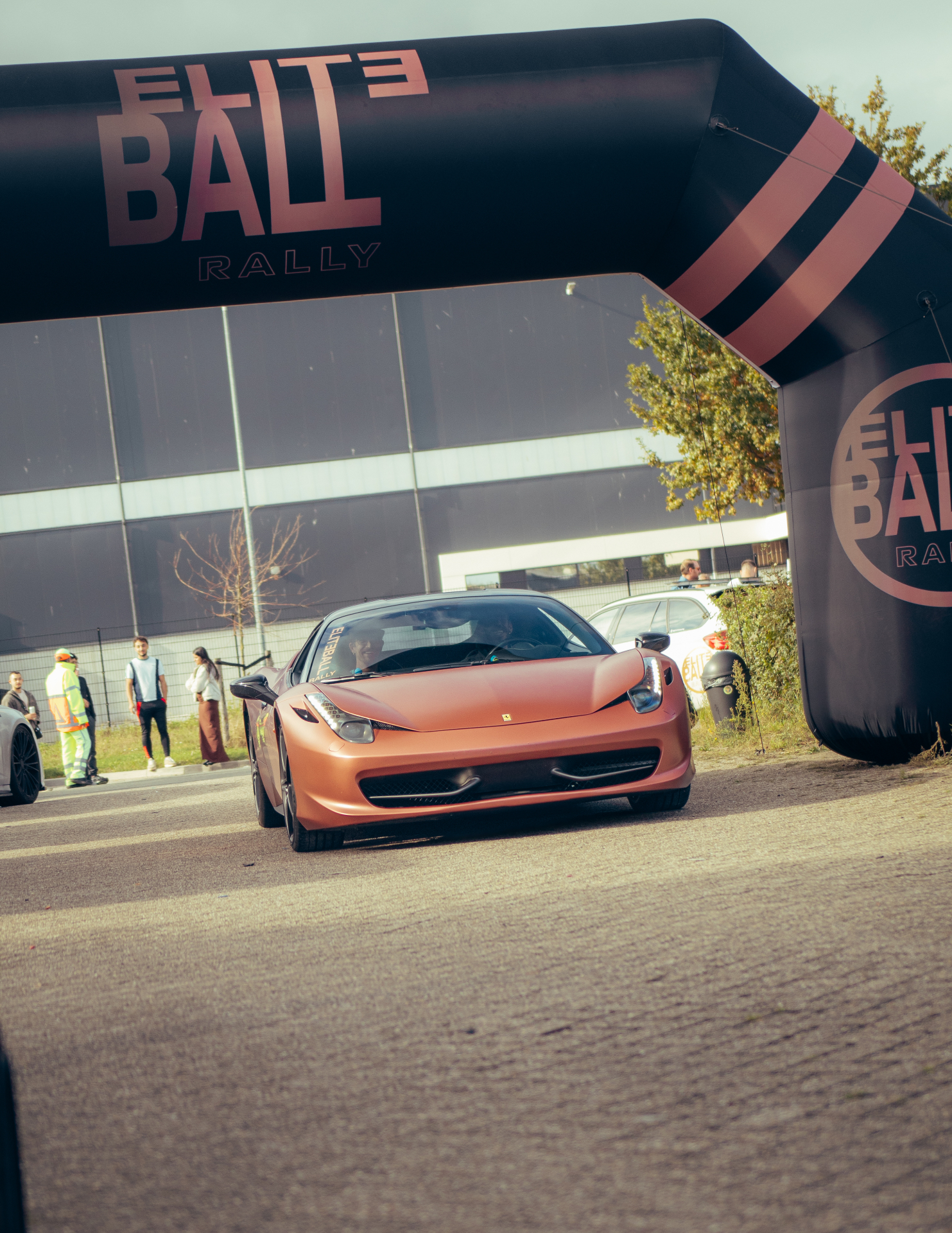 Ferrari 458 onder de Eliteball Rally startboog