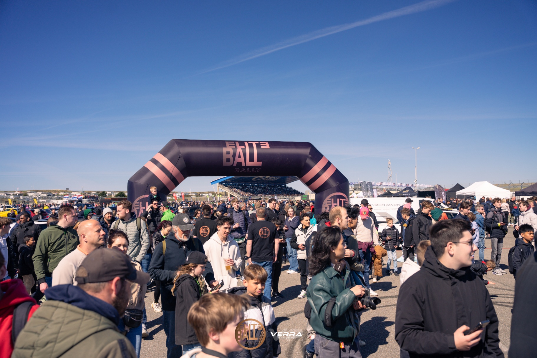 Drukte onder de Eliteball Rally startboog op het circuit