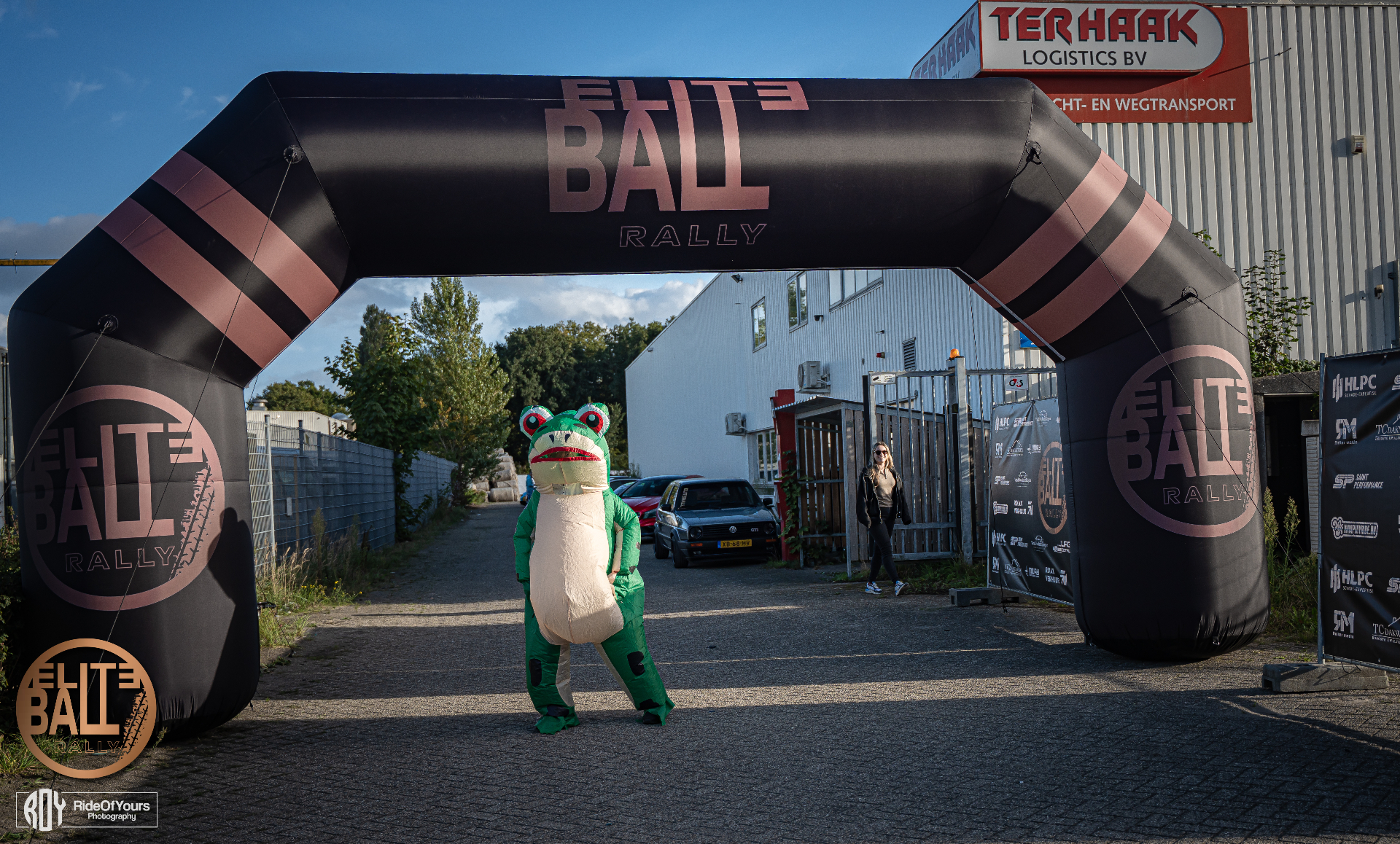 Opblaasbare kikker poseert onder Eliteball Rally startboog