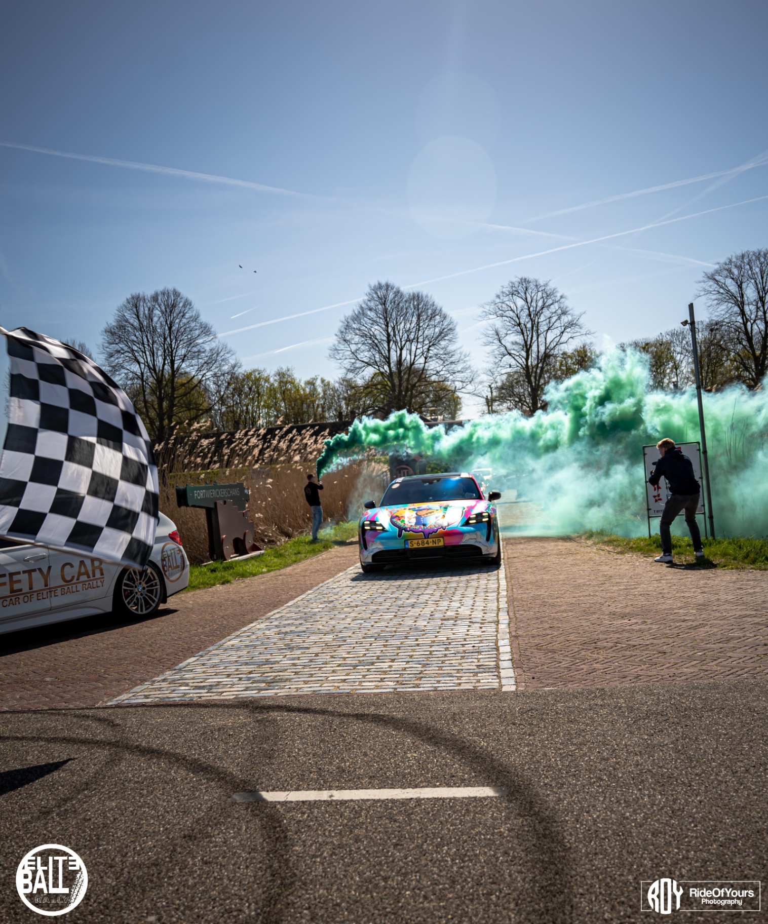 Porsche Taycan met art wrap en groene rooksignalen bij start