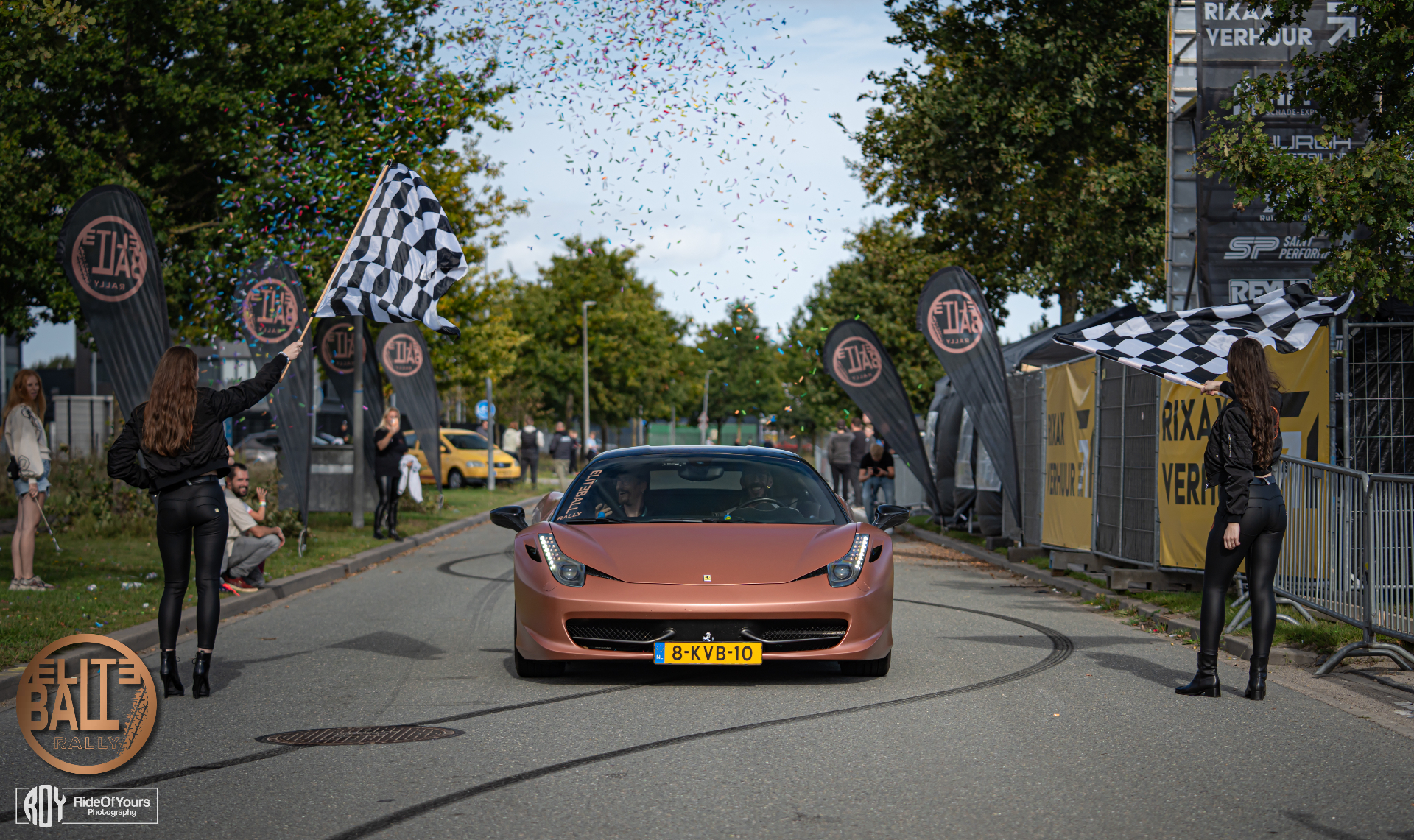 Rosé Ferrari 458 met confetti onder Eliteball Rally startboog