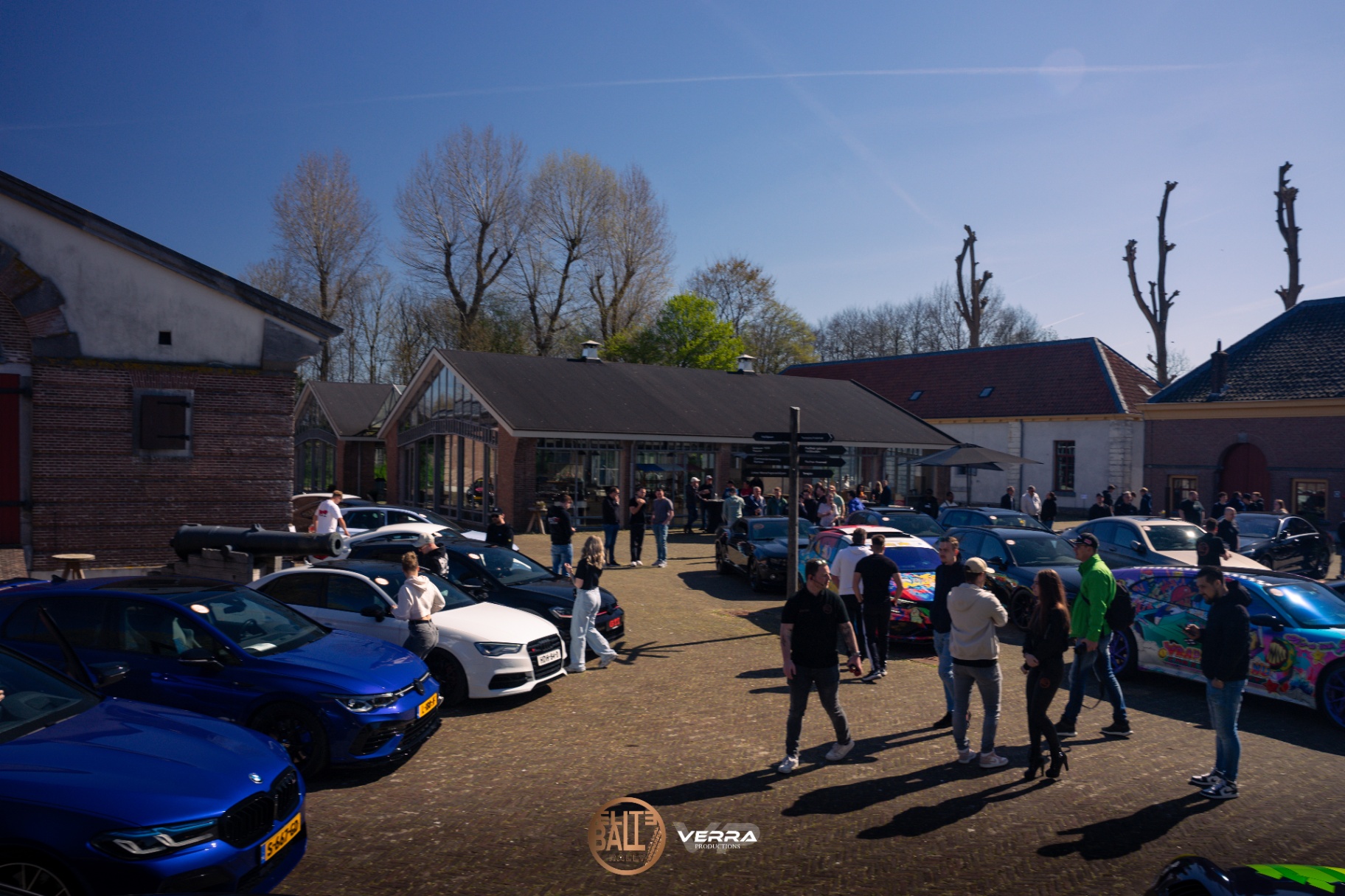 Deelnemers en art cars verzamelen op het binnenplein van Fortwierickerschans tijdens Eliteball Rally