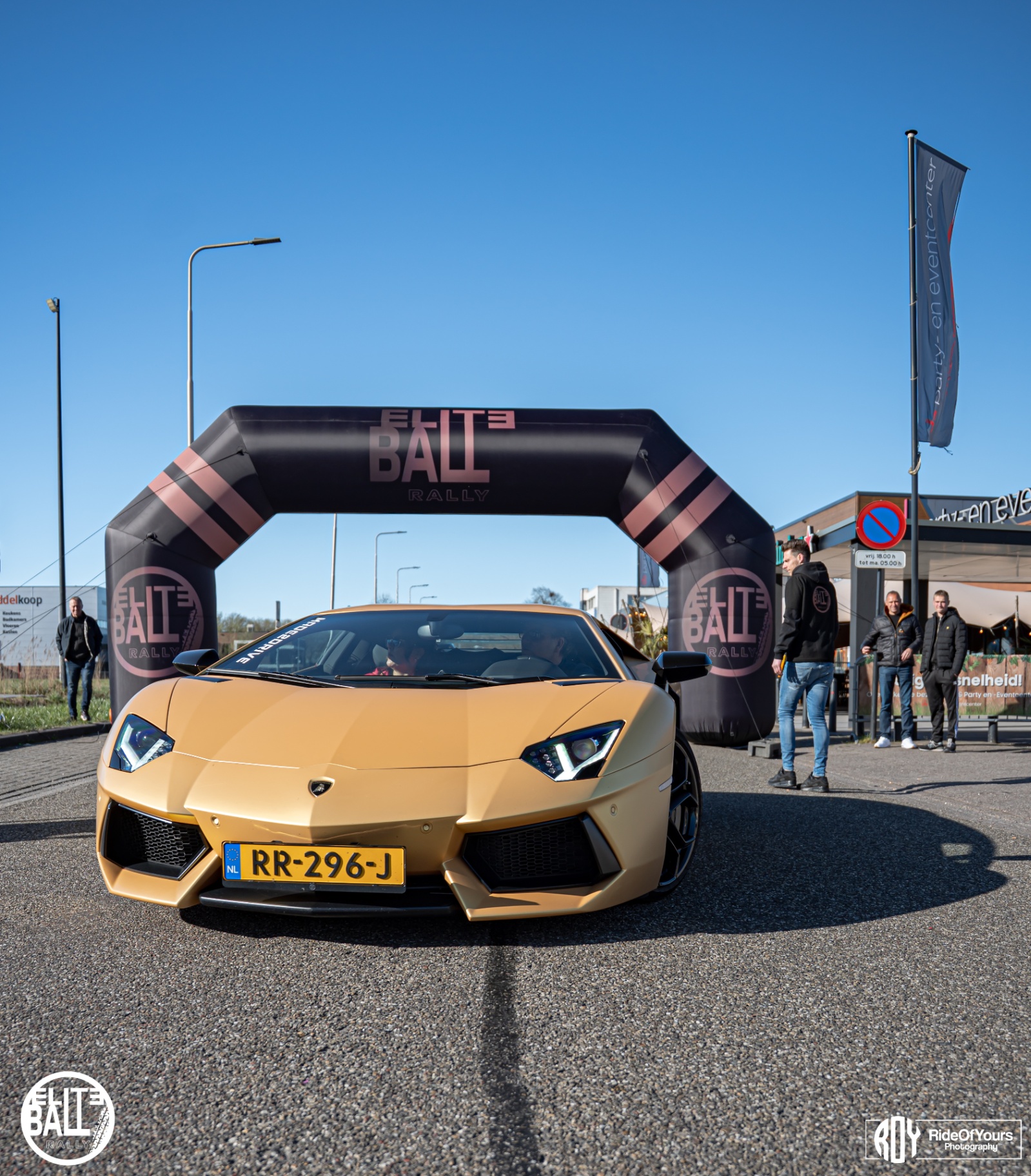 Gouden Lamborghini Aventador bij Eliteball Rally start
